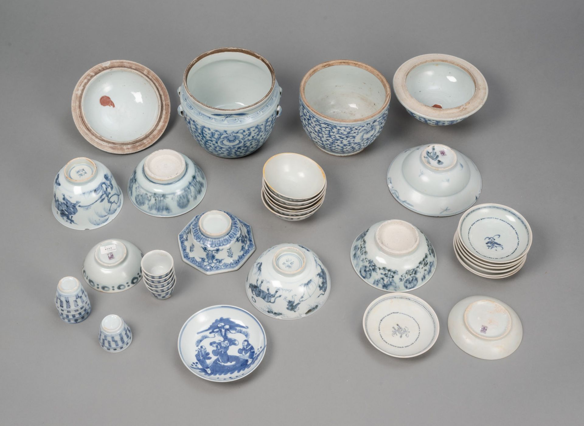 A GROUP OF 35 PIECES OF BLUE AND WHITE PORCELAIN, I.A. TEK SING CUPS AND SAUCERS, LIDDED BOXES - Image 2 of 4