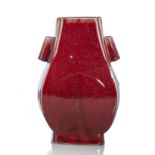 'Hu'-förmige Vase mit Ochsenblutglasur und seitlichen Handhaben