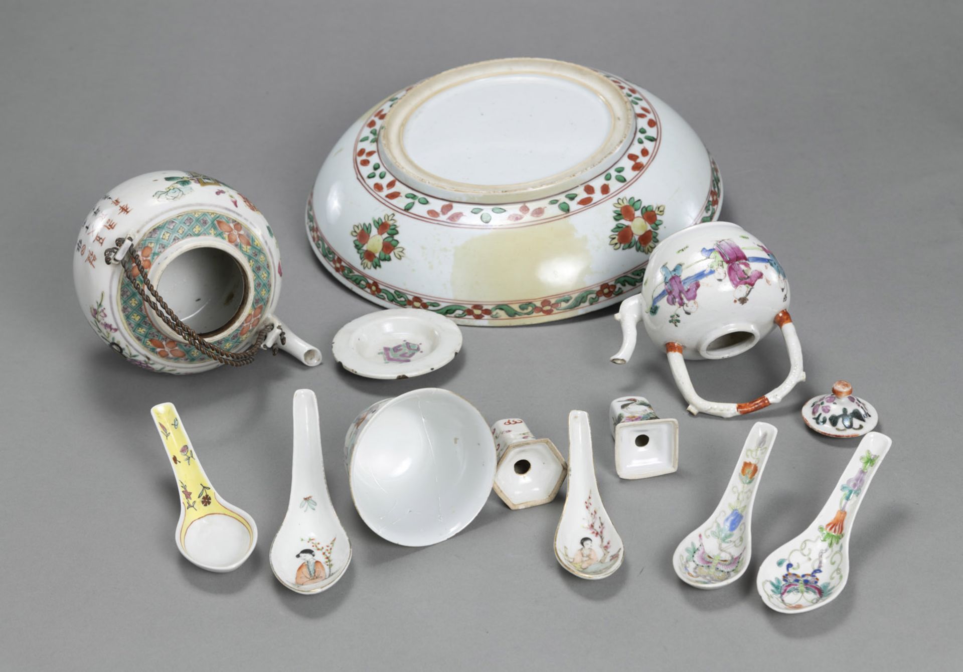 Konvolut Porzellan: großer 'wucai'-Teller, zwei Teekännchen, vierteilige Stapeldose, fünf Löffel, D - Bild 5 aus 6