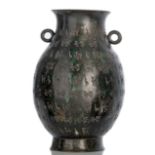 Vase mit Dekor im archaischen Stil, partiell grün patiniert