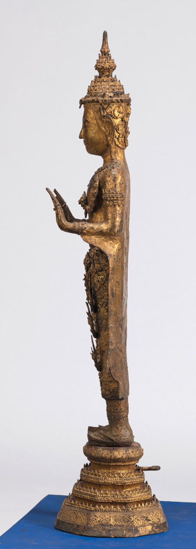 A GILT- AND BLACK LACQUERED BRONZE FIGURE OF THE BUDDHA PAREE - Image 4 of 5
