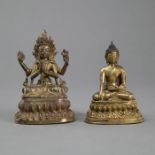 Vergoldete Bronzefigur des sitzenden Buddha Shakyamuni und Bronzefigur des vierarmigen Avalokiteshv