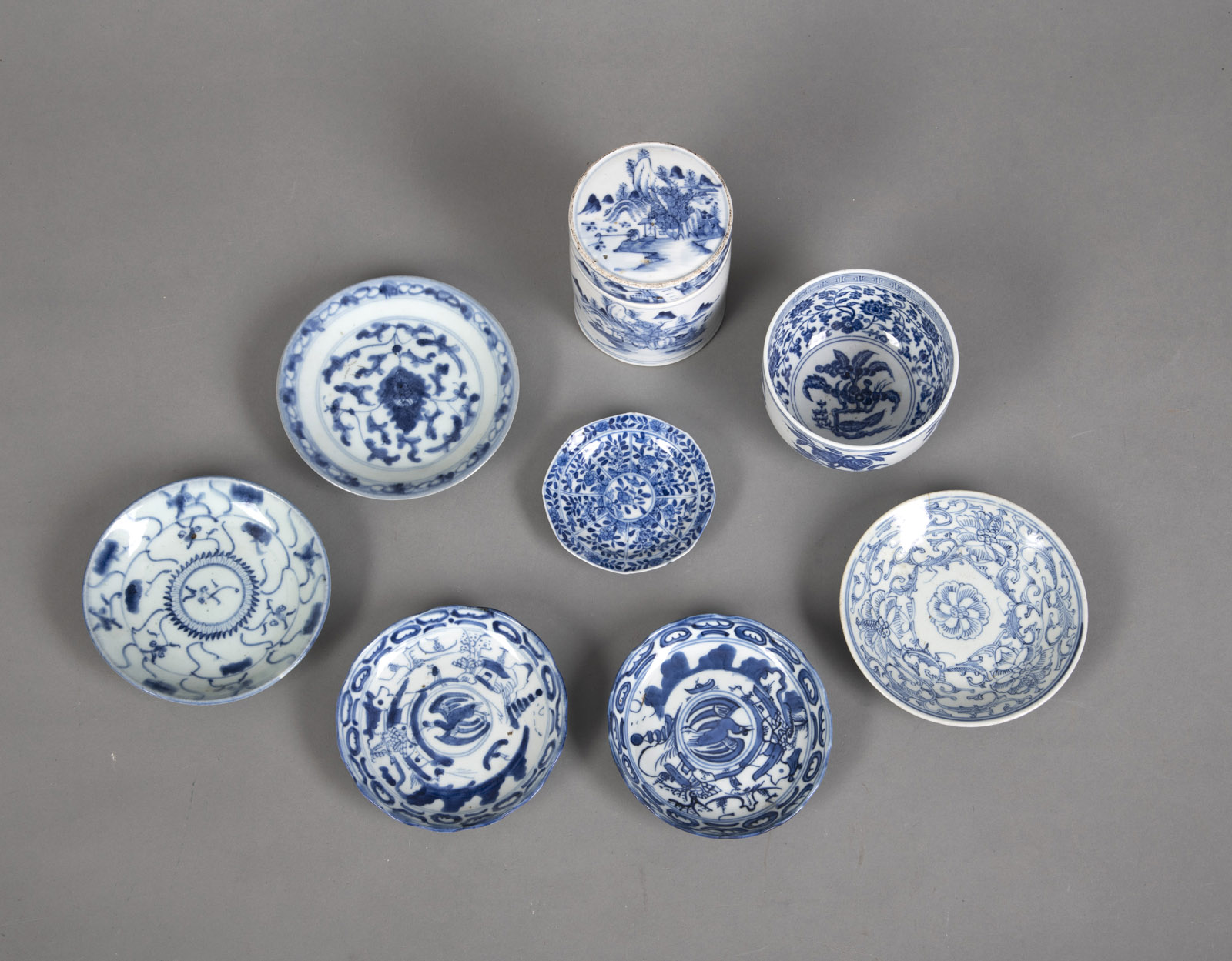 LOT OF UNDERGLAZE BLUE PORCELAIN PIECES: A CYLINDRICAL BOX AND COVER, A BOWL AND SIX DISHES - Image 2 of 3
