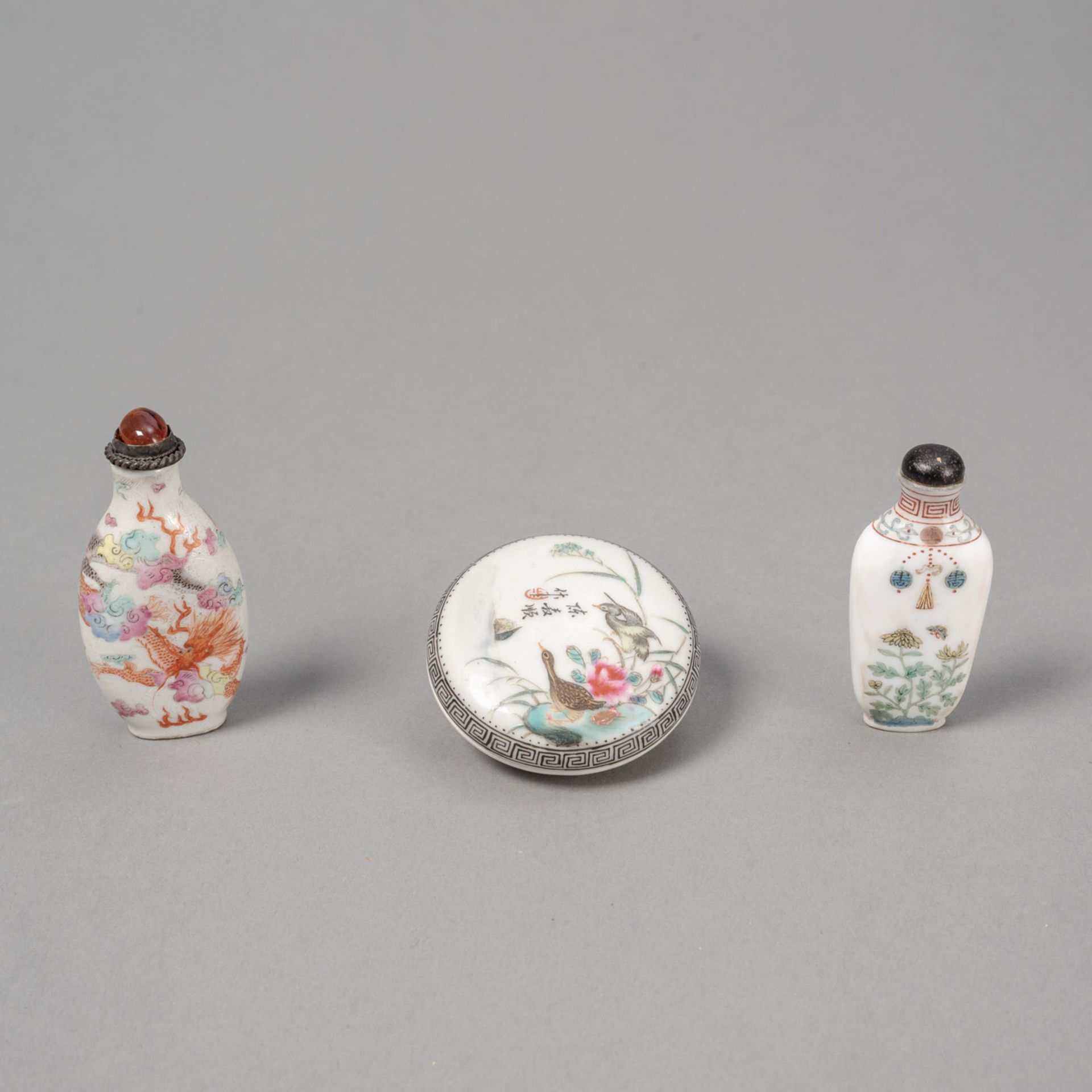 Zwei fein polychrom bemalte Porzellan-Snuffbottles mit Drachen- und 'Gu Yue Xuan'-Dekor sowie eine