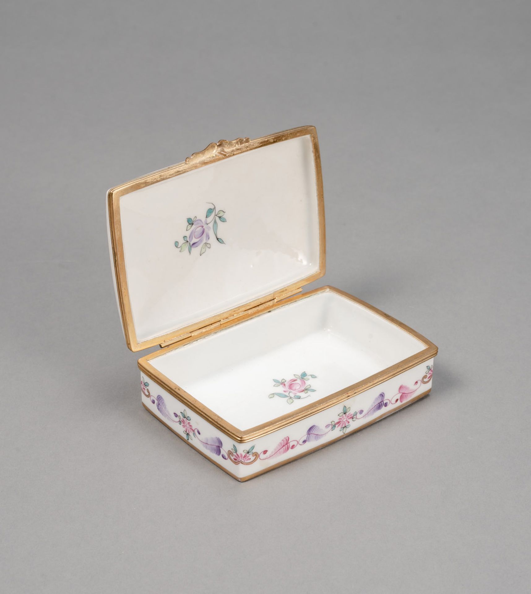 A RECTANGULAR LIDDED BOX WITH FLORAL DECORATION - Image 2 of 4