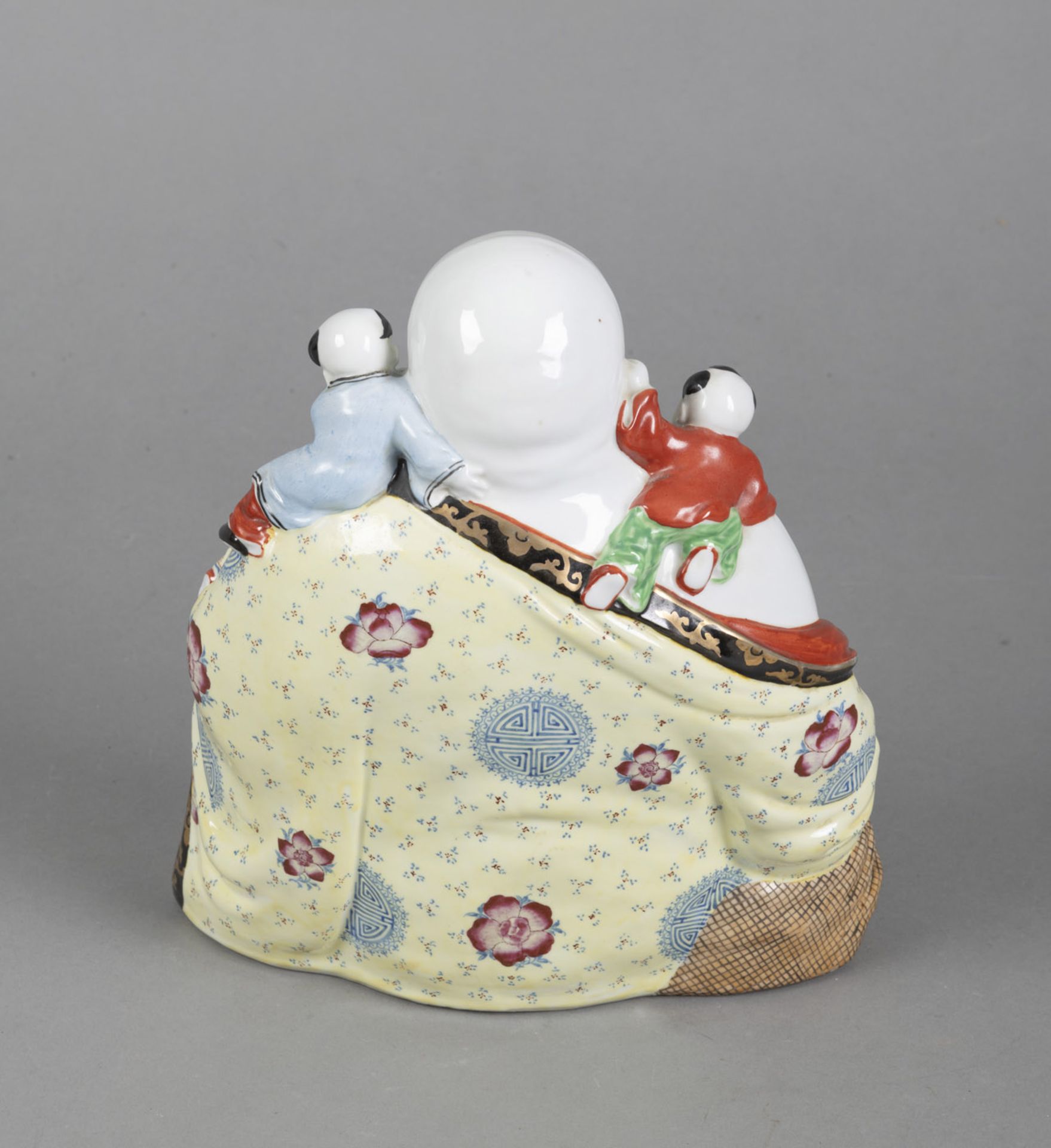 A 'FAMILLE ROSE' PORCELAIN FIGURE OF THE BUDAI WITH FIVE BOYS - Image 3 of 4