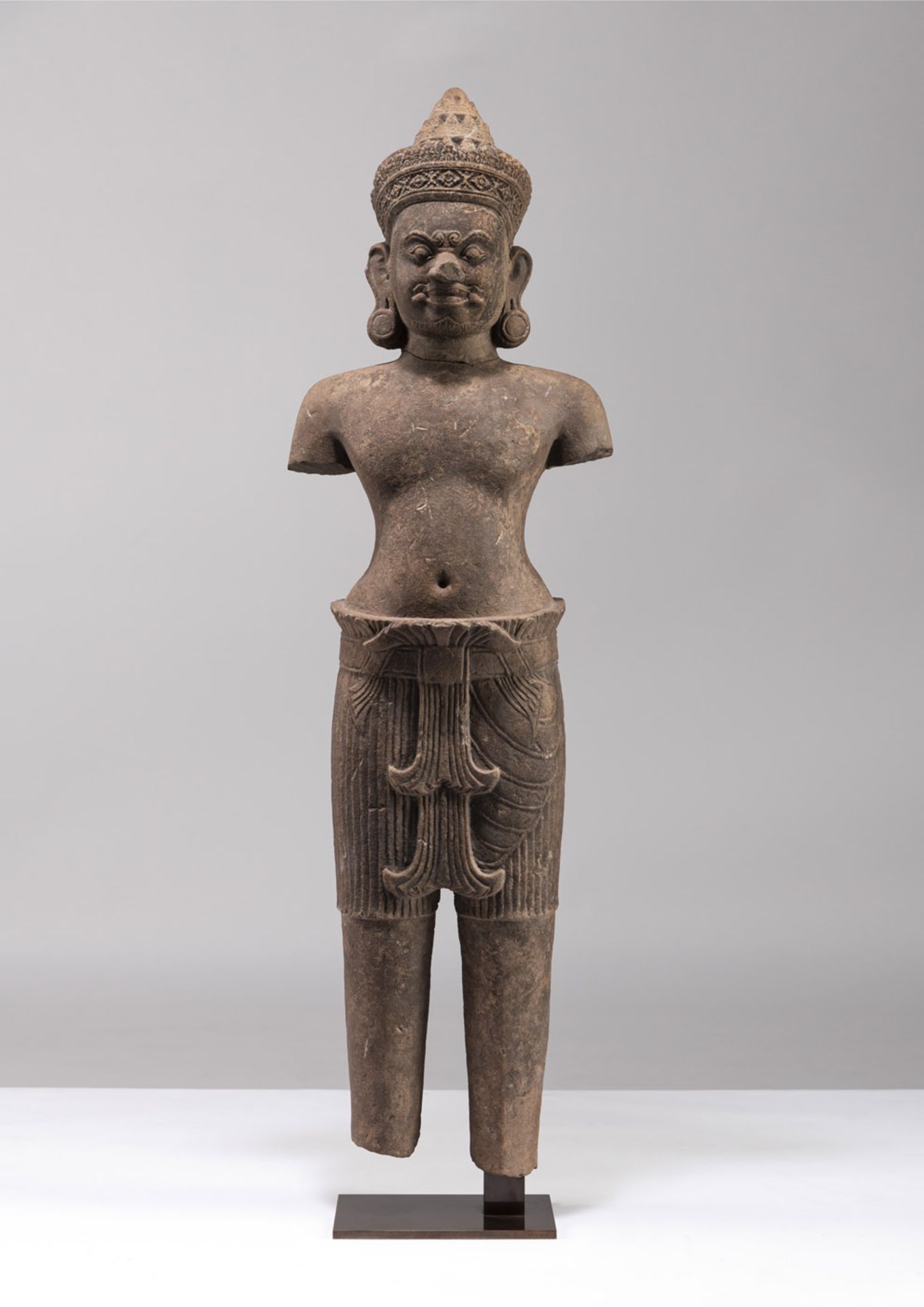 AN IMPORTANT SANDSTONE FIGURE OF A DVARAPALA - Image 2 of 8