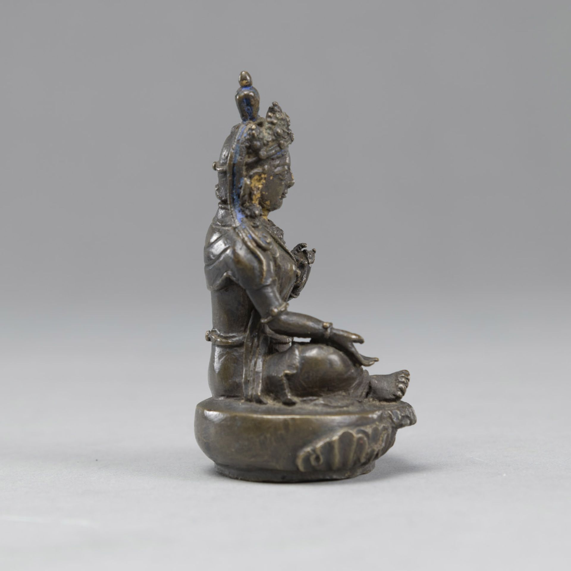 A SMALL BRONZE SEATED GREEN TARA - Image 2 of 4