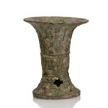 'Gu'-förmige Vase aus Bronze, teils grün korrodiert