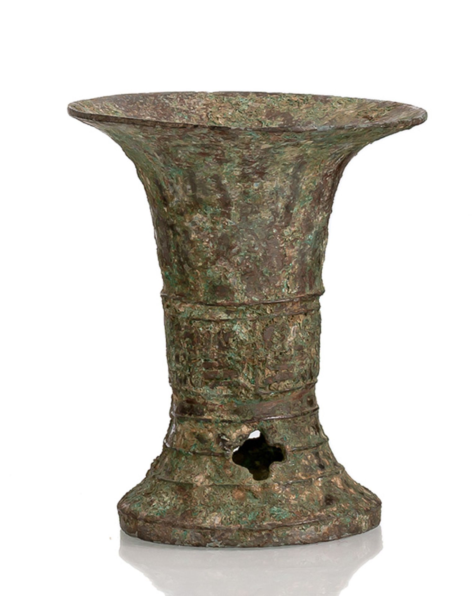 'Gu'-förmige Vase aus Bronze, teils grün korrodiert