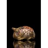 Feines und seltenes Gewicht in Form eines feuervergoldeten Hirsches mit Kauri-Muschel