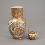 Vase aus Satsuma-Porzellan mit Figurendekor und kleines Teekännchen