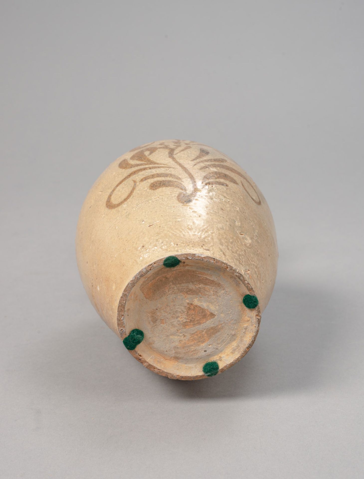 A STONEWARE BUNCHEONG VASE WITH FLORAL DECORATION - Image 4 of 4