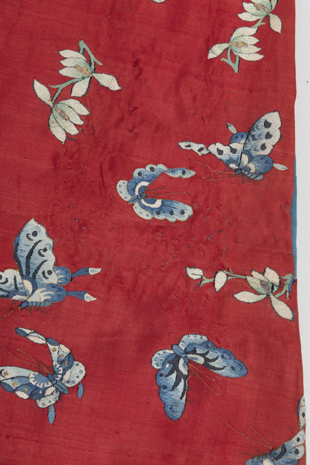 Rote 'kesi'-Damenrobe mit Schmetterlingen und Orchideen - Bild 8 aus 10