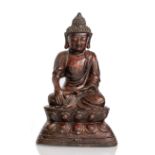 Bronze des Buddha Shakyamuni auf einem Lotus im Meditationssitz mit Lackauflage und Vergoldung