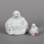 Zwei polychrom bemalte Porzellanfiguren des Budai