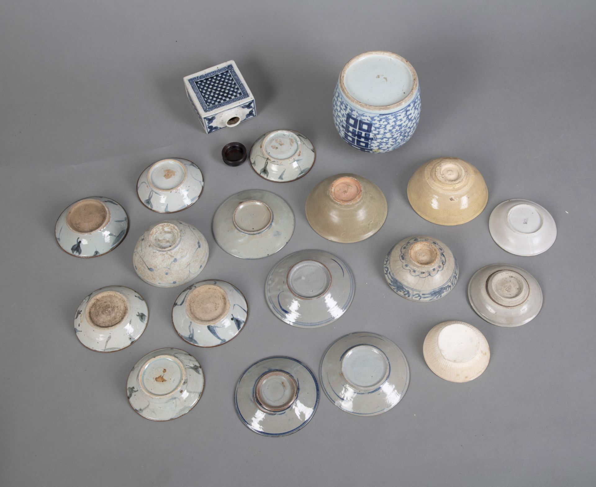 Konvolut Porzellan/Keramik: Vierkant-Teedose, 'Doppelglück'-Zeichen-Vase und 17 Schalen, teils in U - Bild 3 aus 3