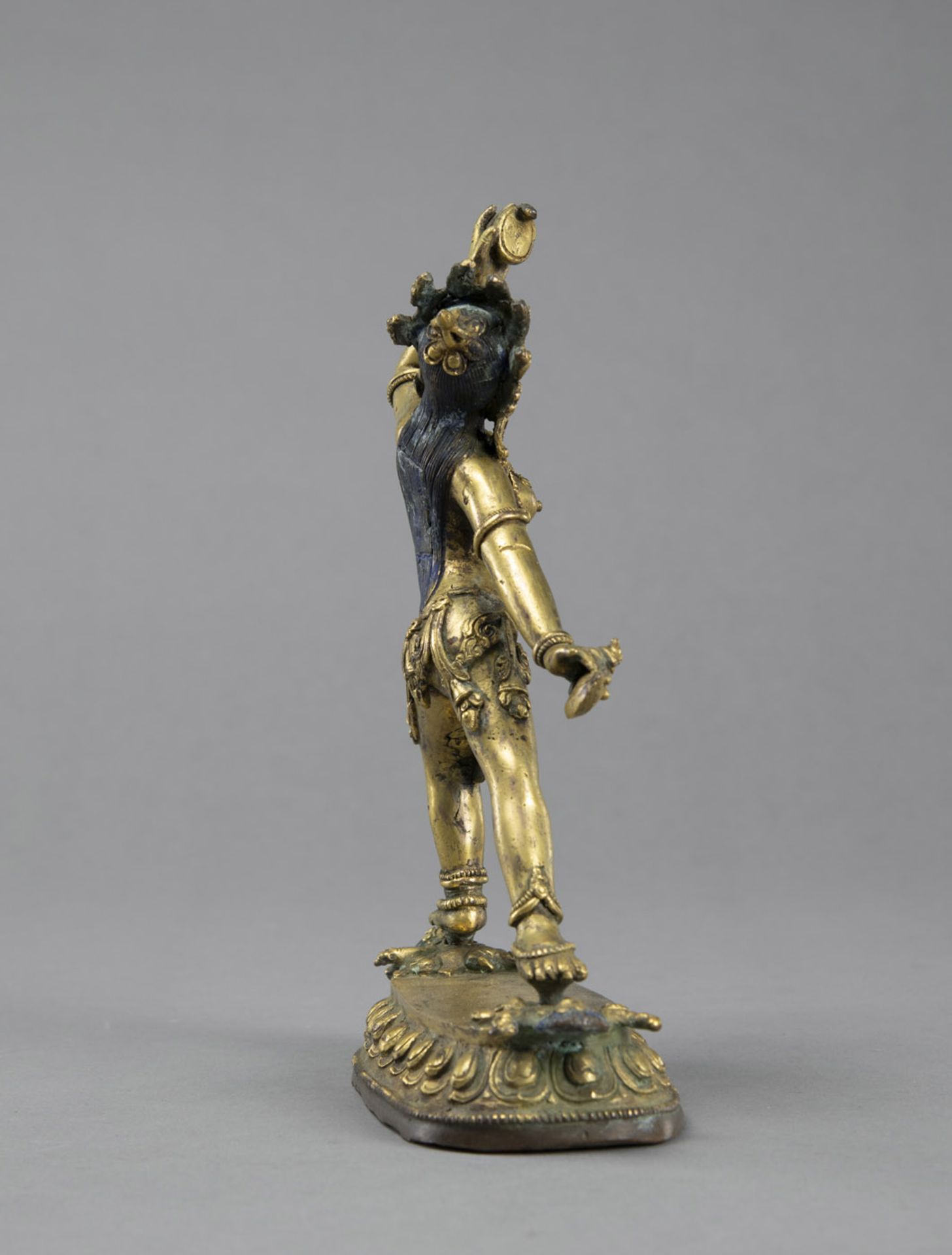 A GILT BRONZE STANDING DAKINI WITH KAPALA AND KATRIKA ON A LOTUS BASE - Image 3 of 5