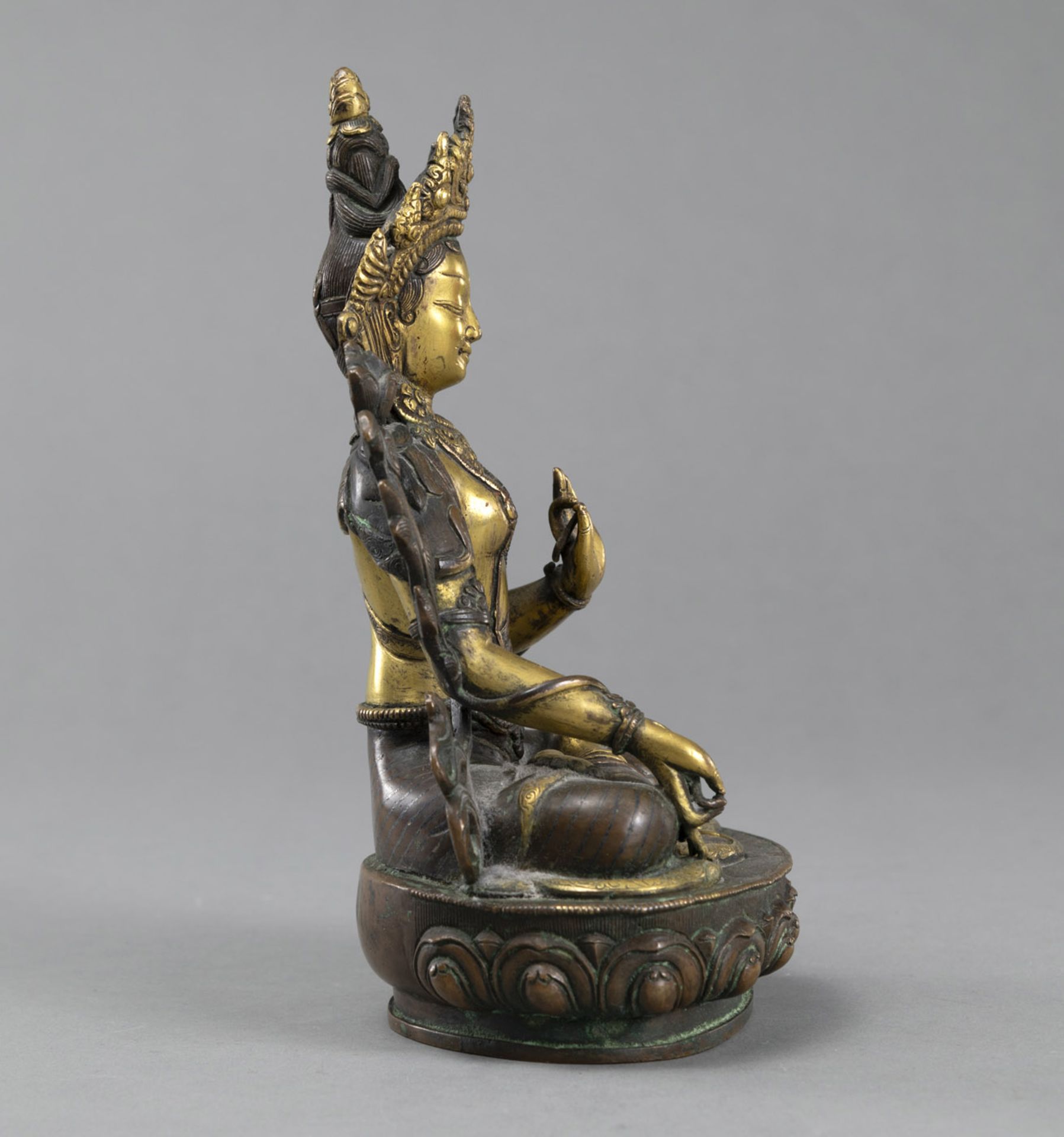A SEATED COPPER BRONZE WHITE TARA, PARTIALLY GILT AND ENGRAVED - Image 2 of 4