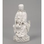 Porzellanfigur des Guanyin mit Kind aus Dehua-Ware