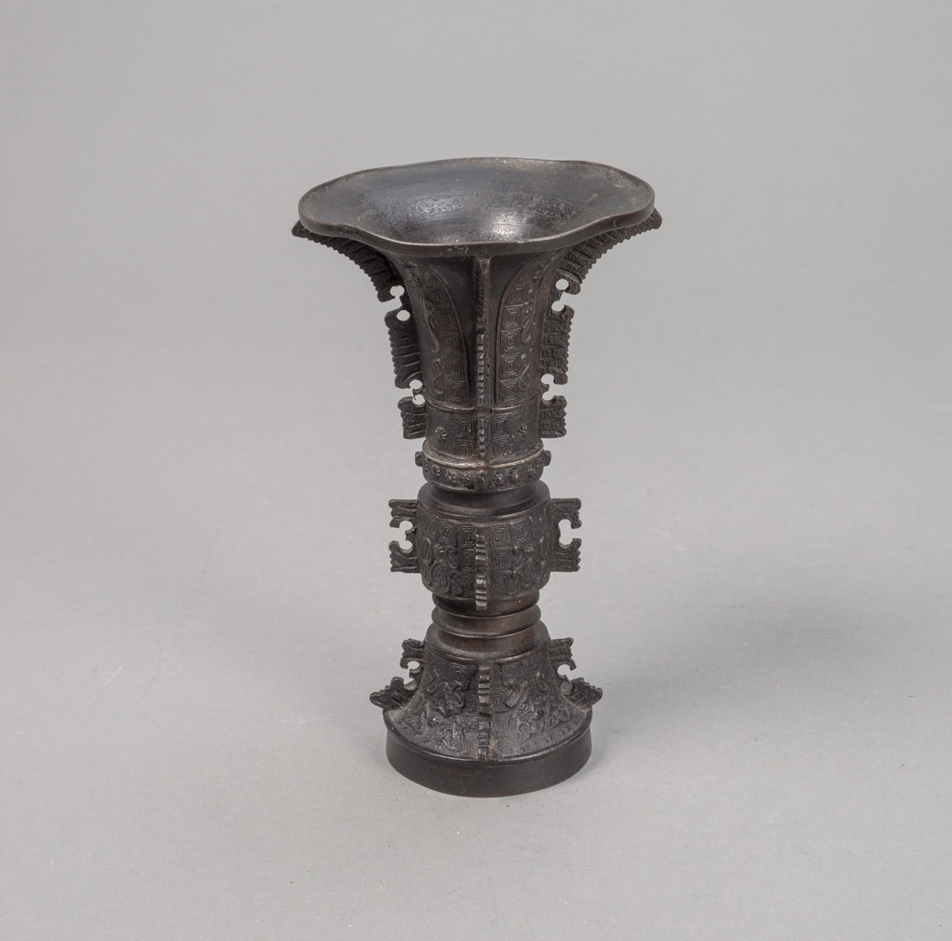 A 'GU'-SHAPED ARCHAISTIC BRONZE VASE