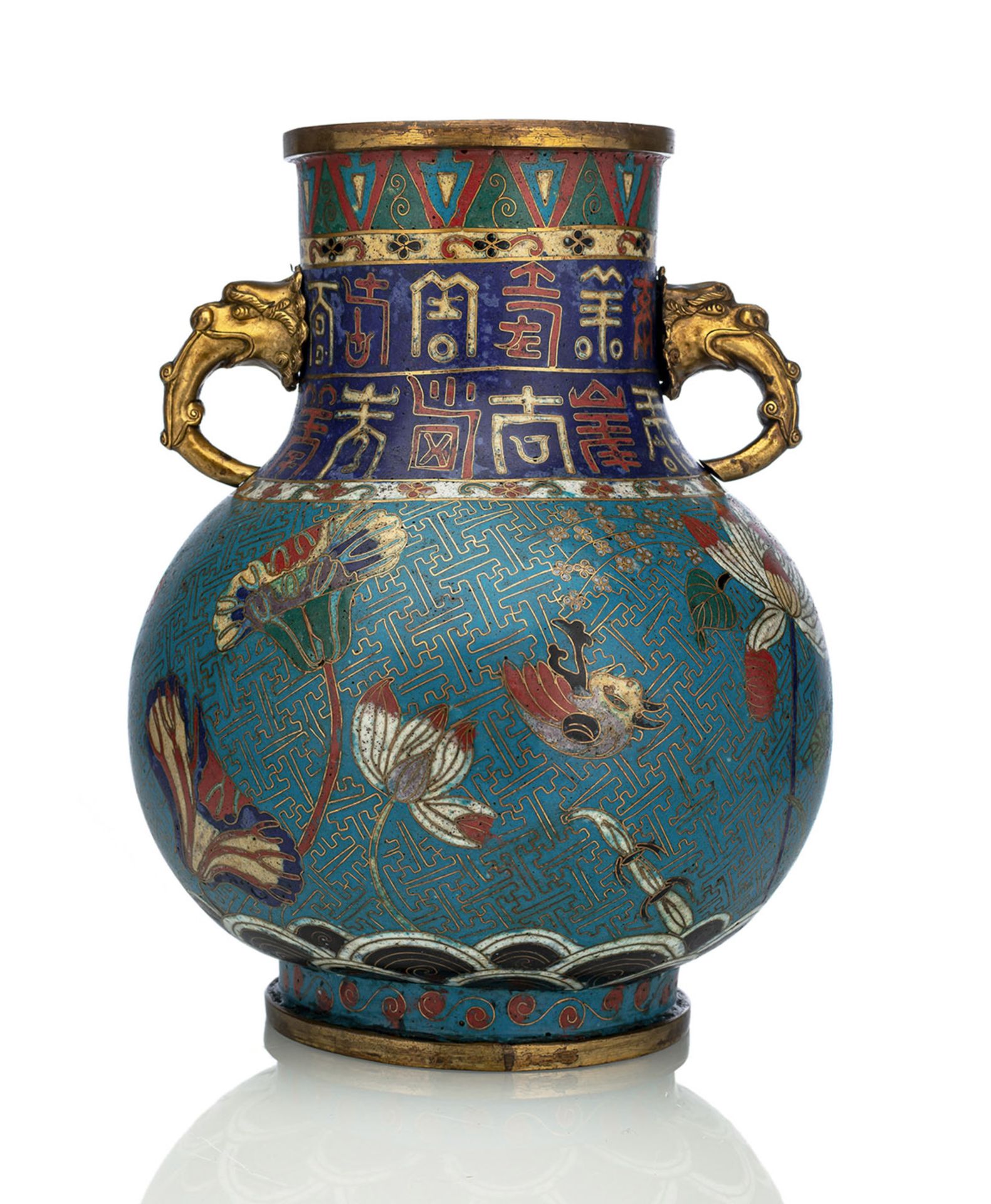 Cloisonné-Vase, partiell feuervergoldet, mit Dekor von Lotus und Früchten