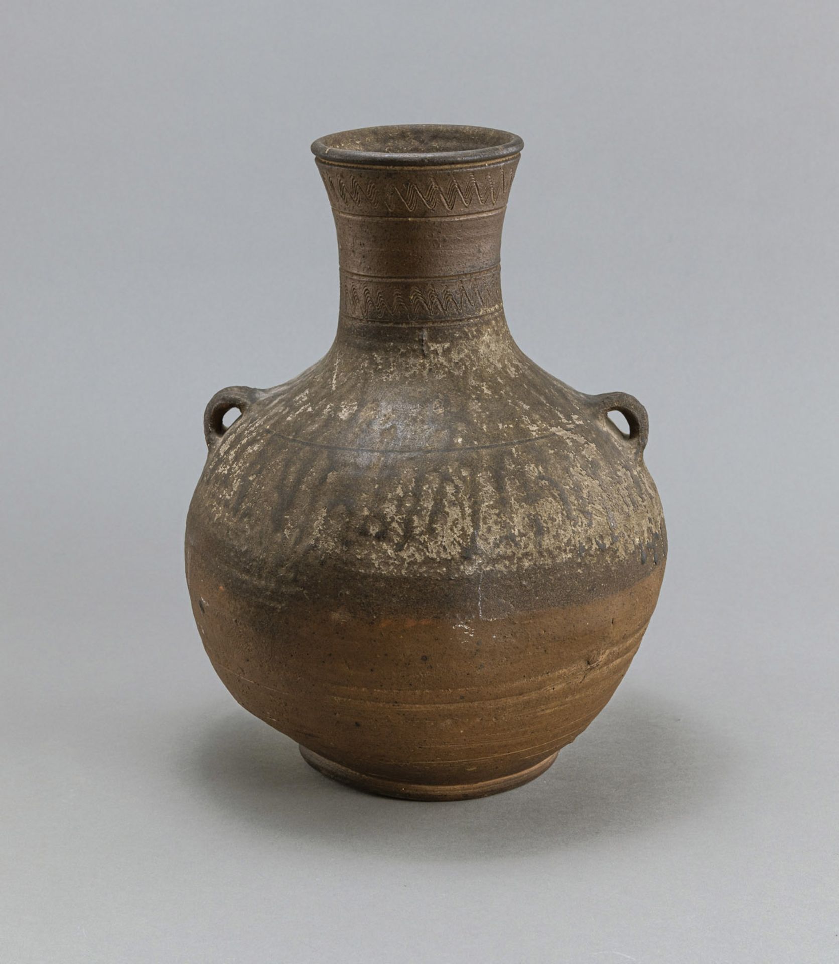 A LUGGED CERAMIC VASE - Image 2 of 4