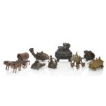 Gruppe von acht Objekten teils aus Bronze, Messing oder Kupfer, u.a. Deckeldosen oder Weihrauchbren