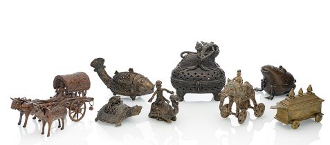 Gruppe von acht Objekten teils aus Bronze, Messing oder Kupfer, u.a. Deckeldosen oder Weihrauchbren
