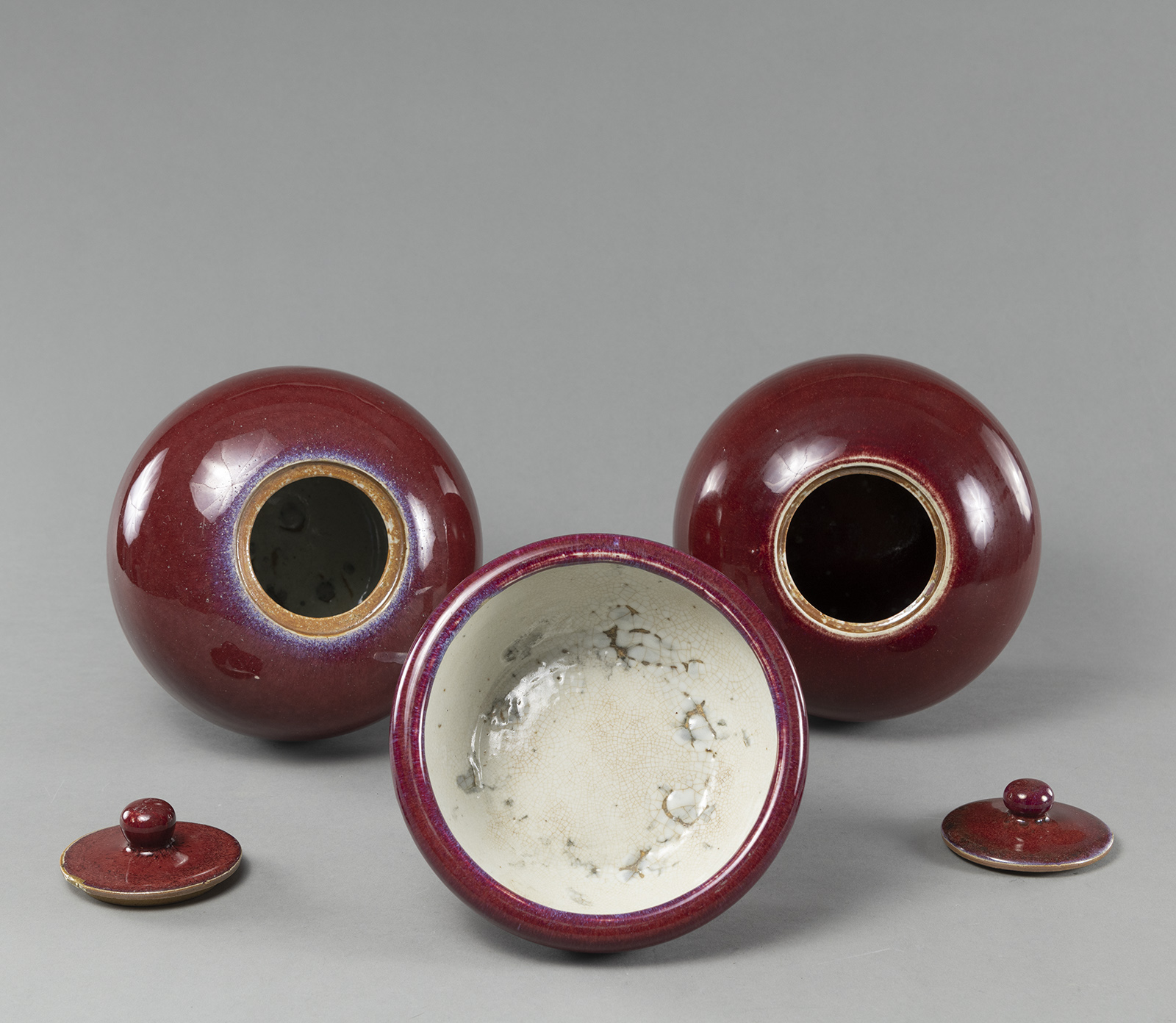 TWO OXBLOOD-GLAZED GINGER JARS AND A BRUSH WASHER - Image 3 of 4