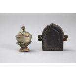 Kleiner Gau und ein Miniatur-Kapala aus Kupfer bzw. Bronze