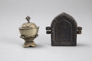 Kleiner Gau und ein Miniatur-Kapala aus Kupfer bzw. Bronze