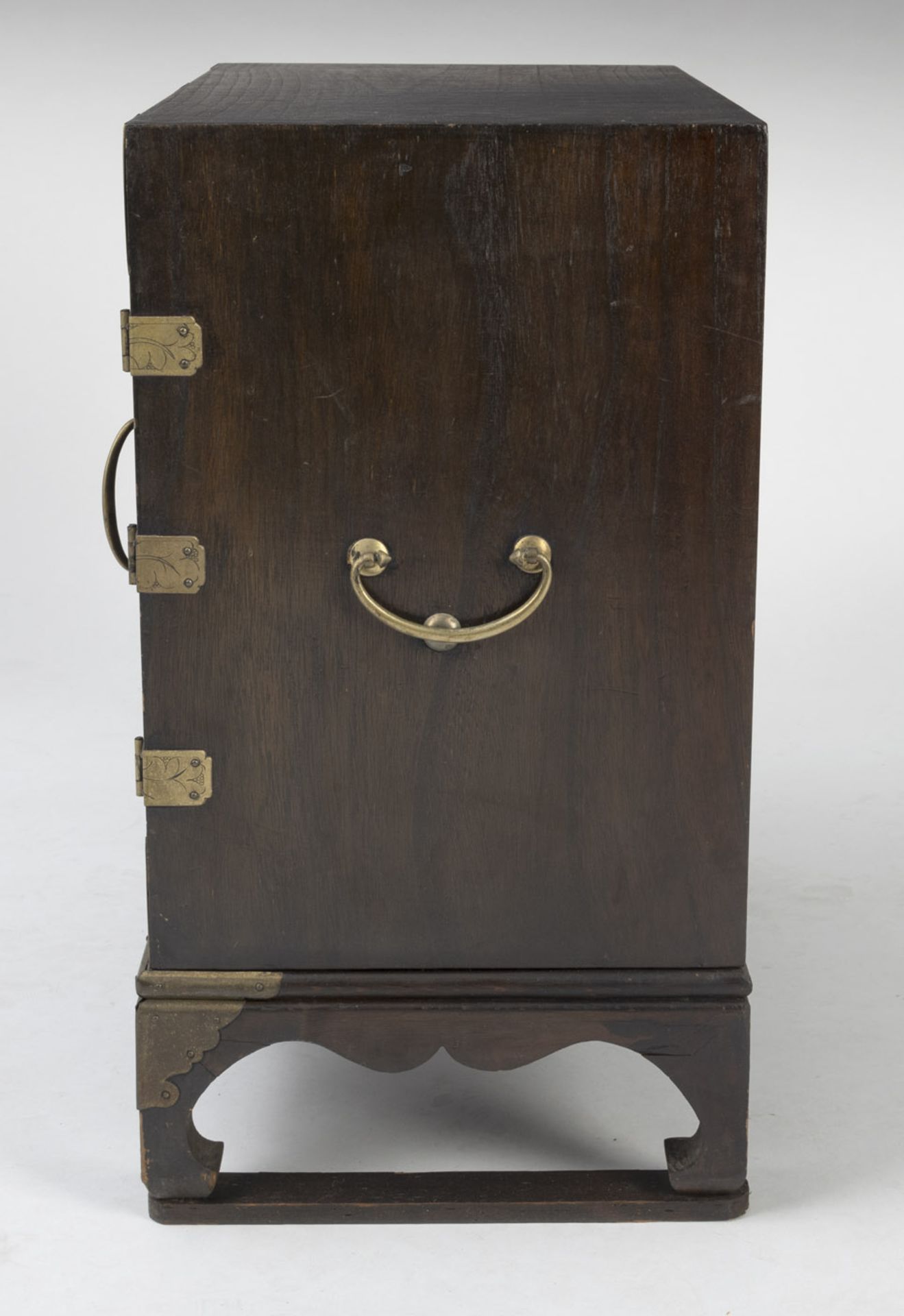 A SMALL WOOD CABINET WITH METAL FITTINGS AND TWO HANDLES, TWO SMALL DRAWERS INSIDE - Image 3 of 5