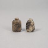 Zwei Snuffbottles aus Achat mit Landschafts- und Floraldekor in Relief