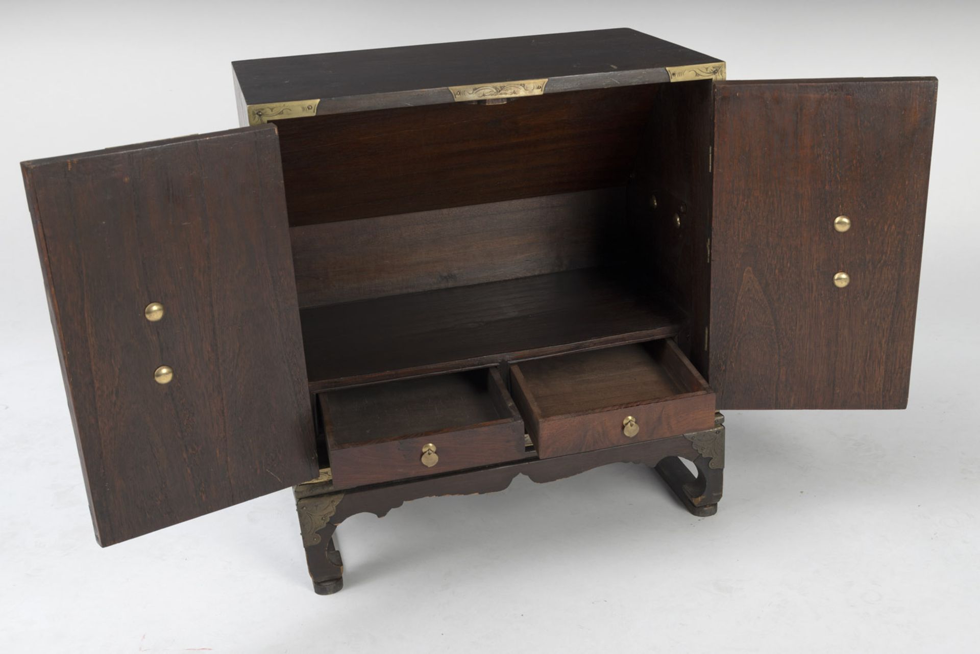 A SMALL WOOD CABINET WITH METAL FITTINGS AND TWO HANDLES, TWO SMALL DRAWERS INSIDE - Image 2 of 5