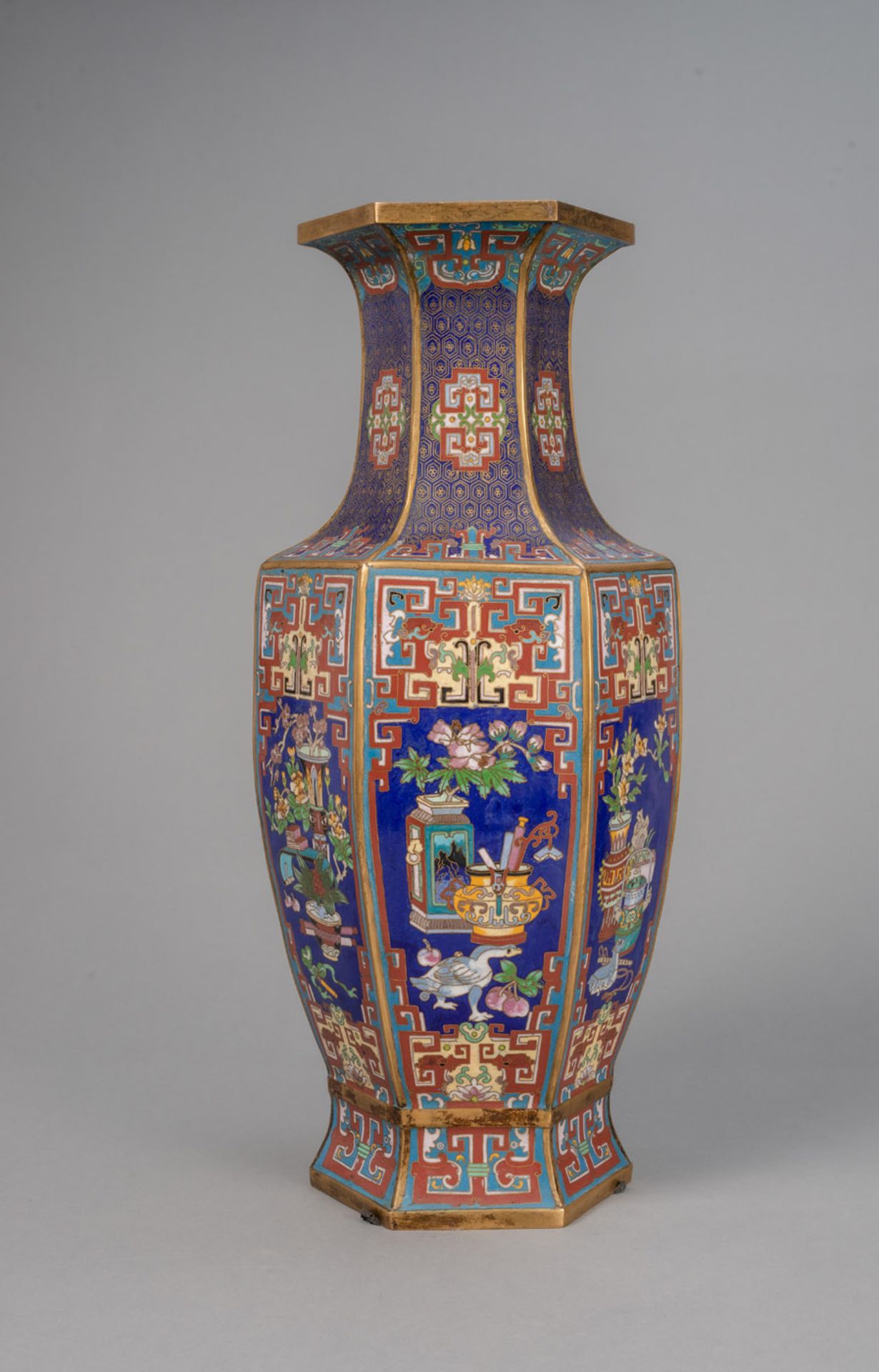 Hexagonale Cloisonné-Vase mit Antiquitätendekor - Bild 2 aus 4