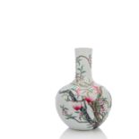 'Nine-Peaches'-Vase aus Porzellan mit modelliertem 'famille rose'-Dekor