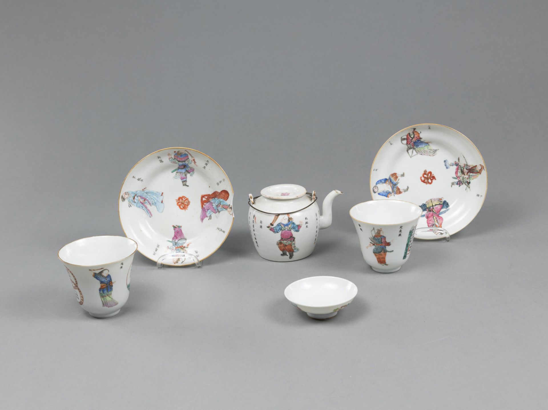 'Famille rose'-Teekännchen, zwei Teeschalen mit Unterteller und ein einzelner Deckel