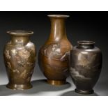Drei Vasen aus Bronze u.a. mit Dekor von Spatzen, einem Adler und Karpfen im Strom
