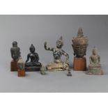 Vier Buddhaköpfe und vier Skulpturen des Buddha aus Bronze