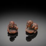 Zwei Netsuke, blinde Steinhebers aus Buchsbaum