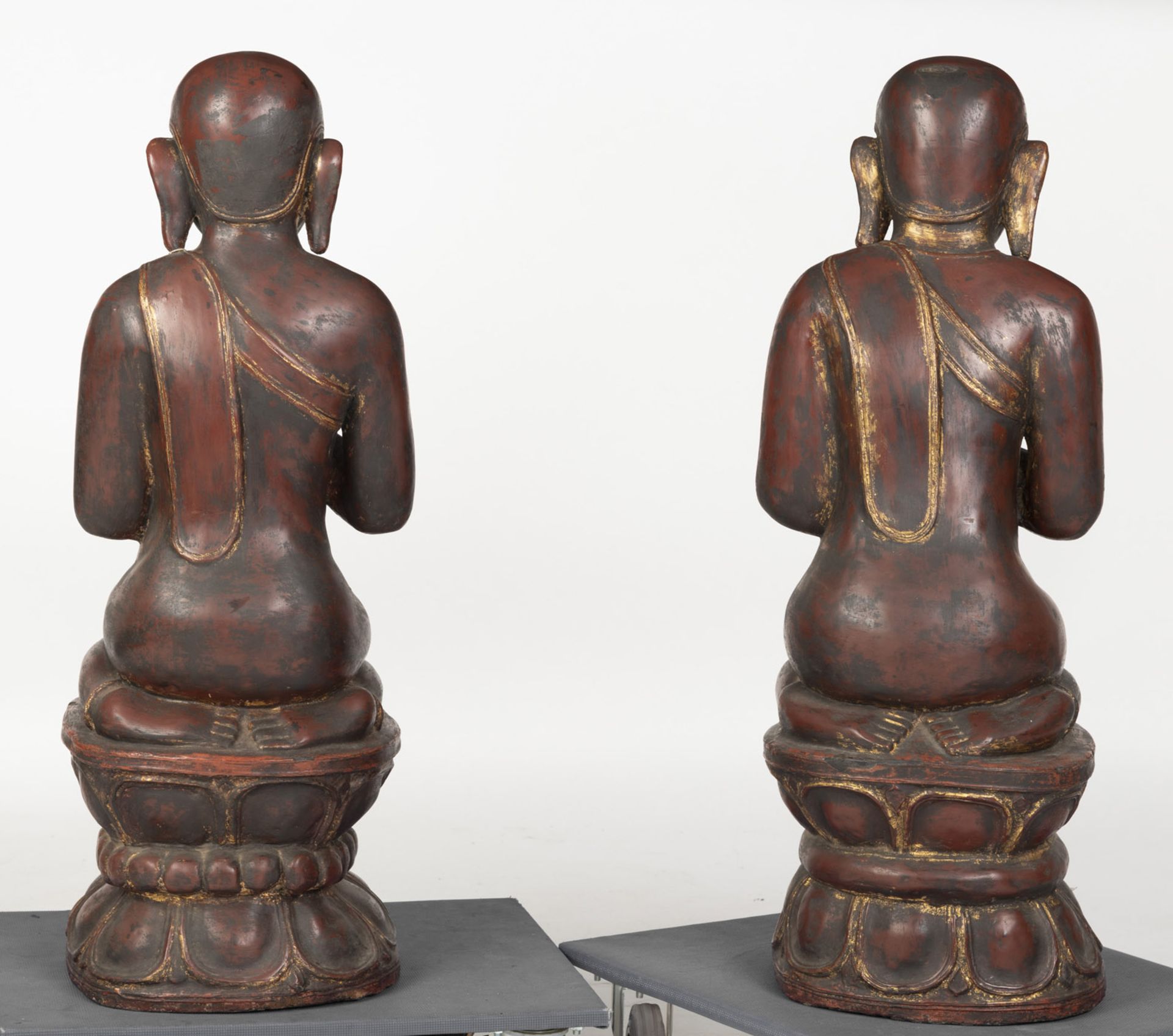 Paar Mönche aus Holz mit Lackfassung - Bild 4 aus 5