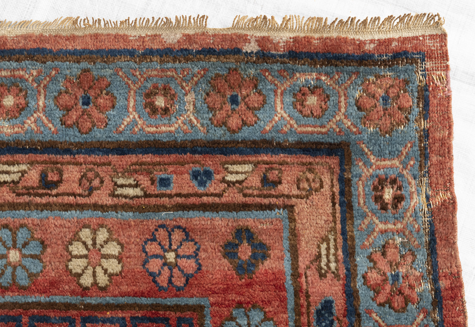 A KHOTAN RUG WITH MEDALLIONS - Image 5 of 8