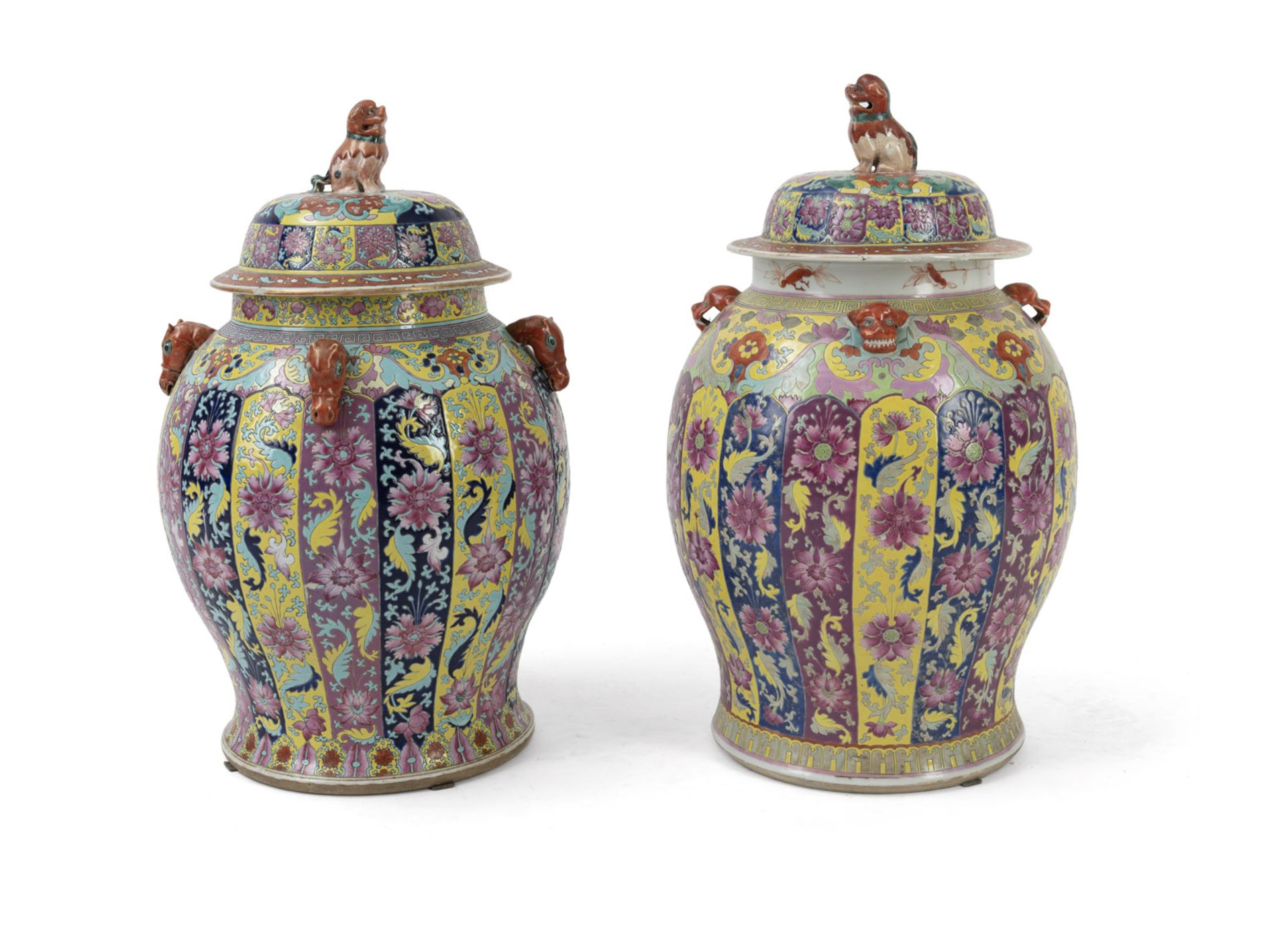 Zwei große polychrom bemalte Deckelvasen aus Porzellan mit floralem Dekor und halbplastischen Maska - Bild 5 aus 8