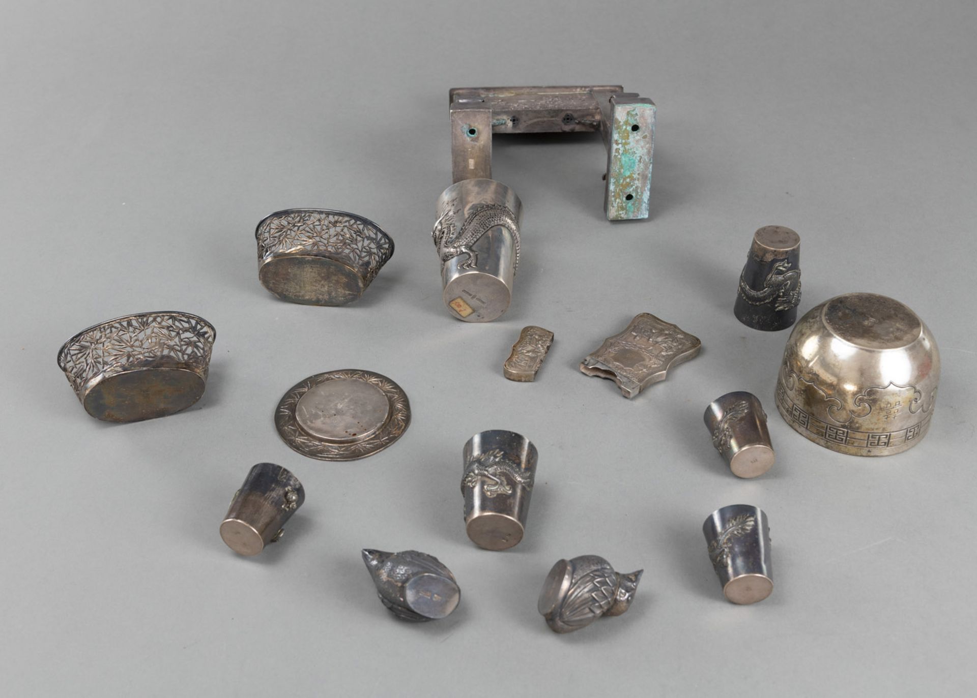 Konvolut Silberarbeiten: sechs kleine Becher, Schale, zwei kleine Körbchen, Untersetzer, Visitenkar - Bild 3 aus 7