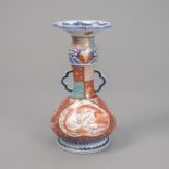 Henkelvase aus Porzellan mit Imari-Drachendekor und tulpenförmiger Mündung