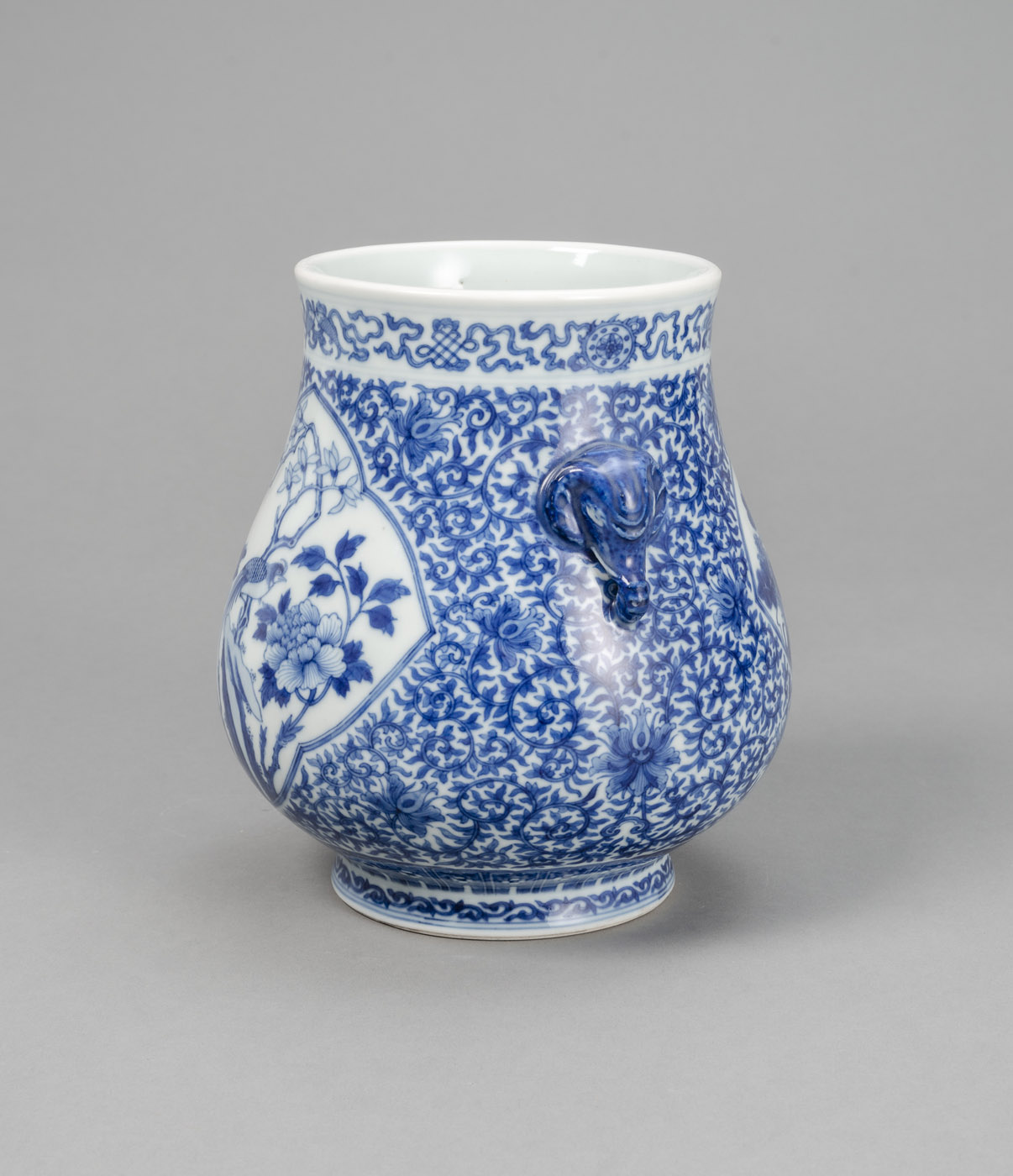 A 'HU'-SHAPED BLUE AND WHITE LOTUS PORCELAIN VASE WITH ELEPHANT-HEAD HANDLES - Image 2 of 4