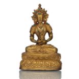 Feuervergoldete Figur des Amitayus auf einem Lotusthron, teils gegossen, teils Repoussé mit Steinbe