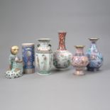 Konvolut Porzellan/Cloisonné: zwei 'Famille rose'-Vasen, ein Hutständer, eine Porzellanfigur eines