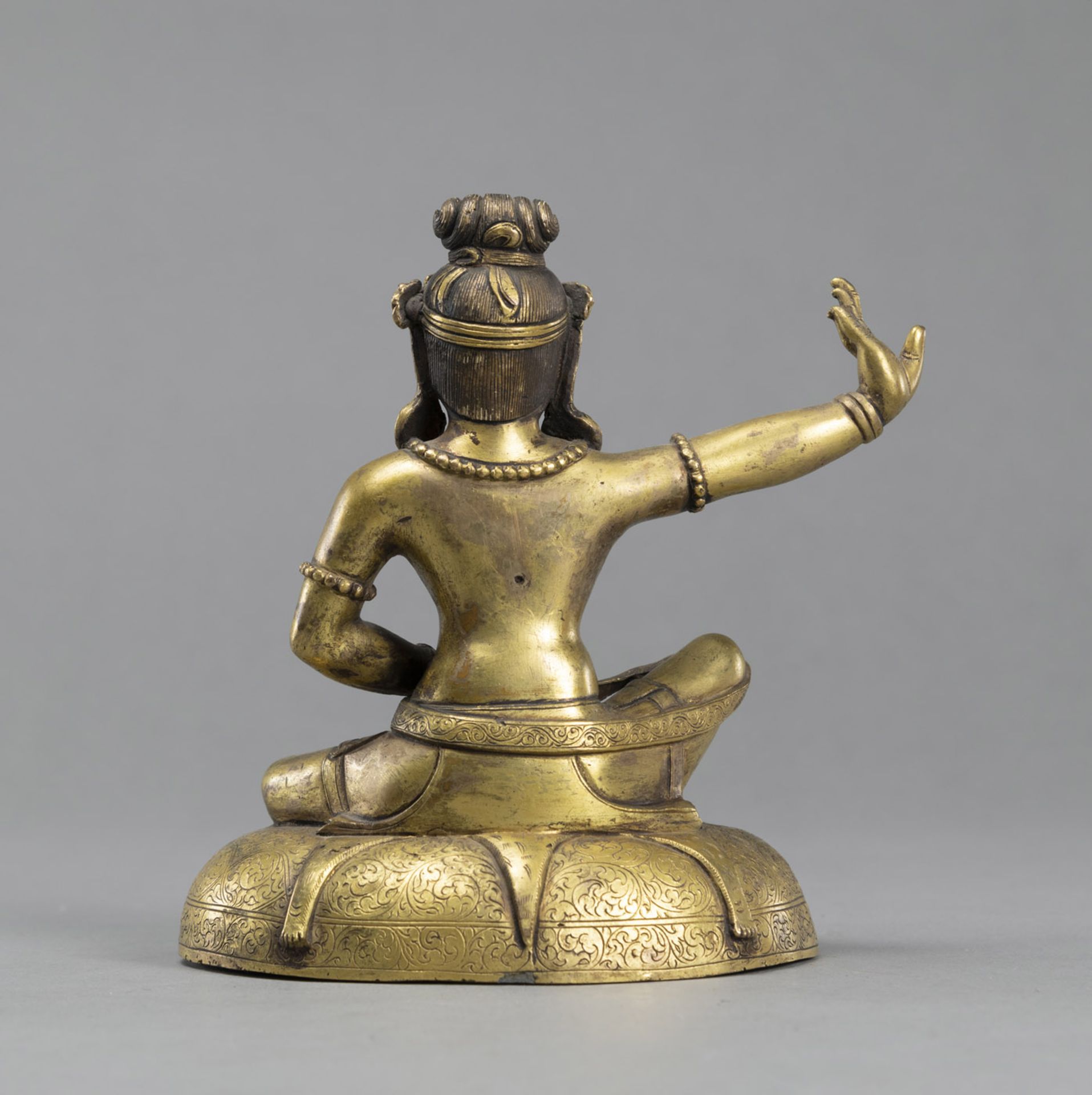 Sitzender Mahasiddha aus feuervergoldeter Bronze auf einem Sitzkissen - Bild 3 aus 4